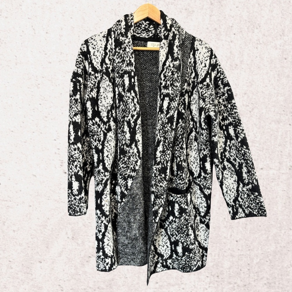 RD Style Black and White cardigan  with Bold Pattern
